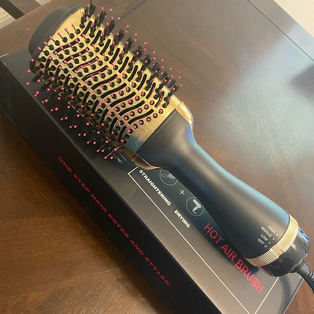⛔️ SOLD ⛔️ Women’s Hair care - One Step Hair Dryer And Styler